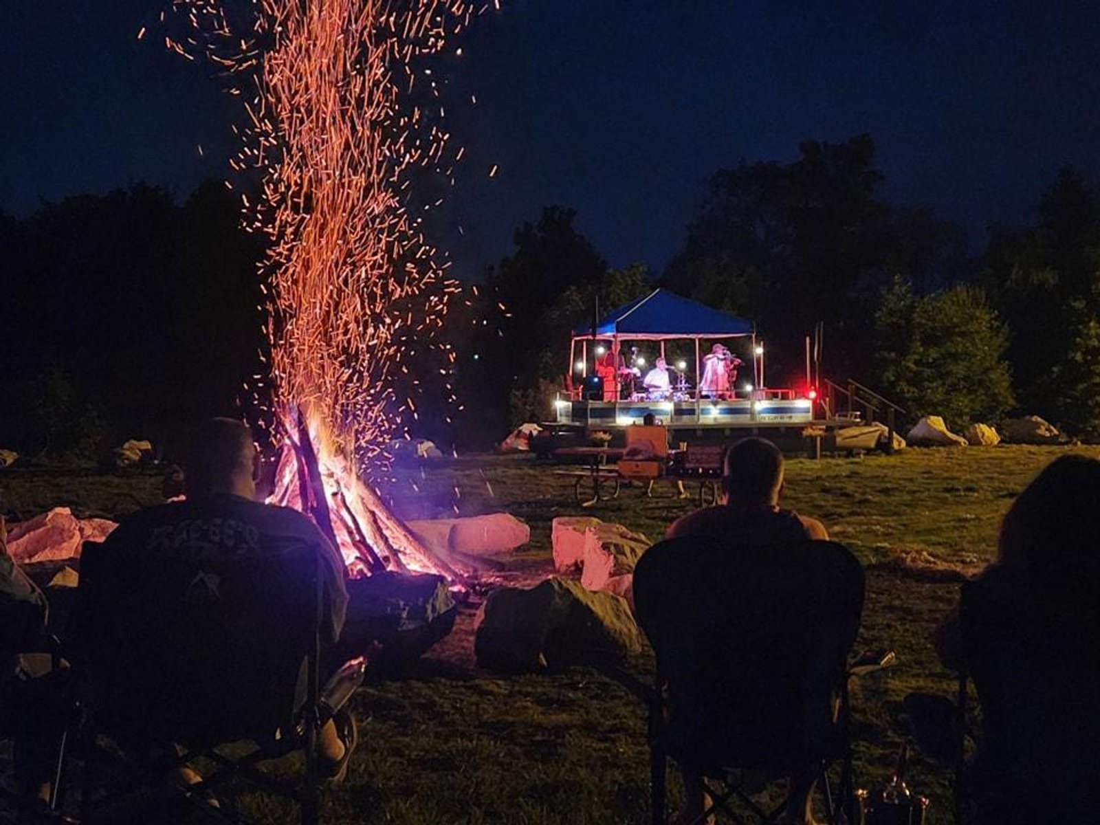 Live music and a roaring fire on the lawn